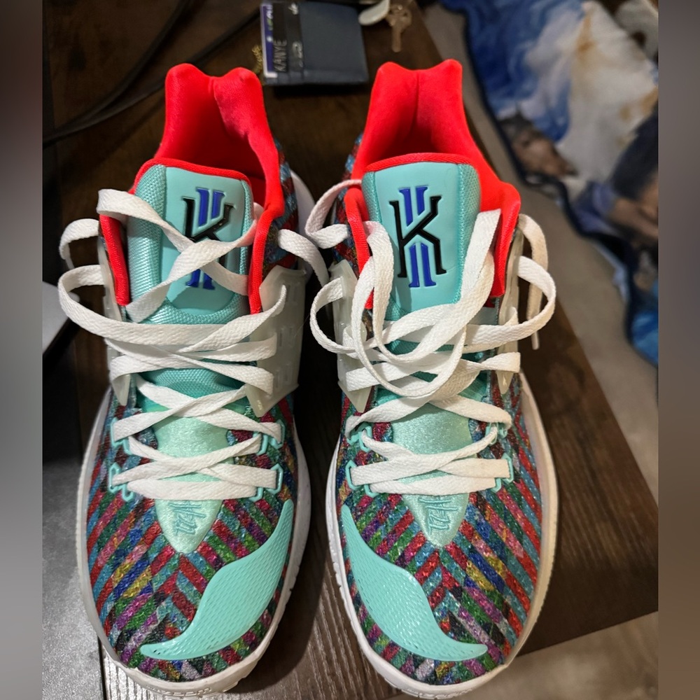 Nike kyrie basketball shoe